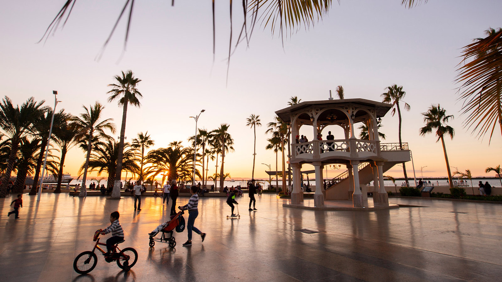 Malecon at La Paz Mexico / Vacation Rentals by Porto Vacanze / Luxury stay in La Paz